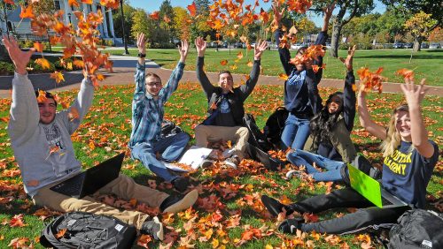 鶹Ƶ students at the fall campus