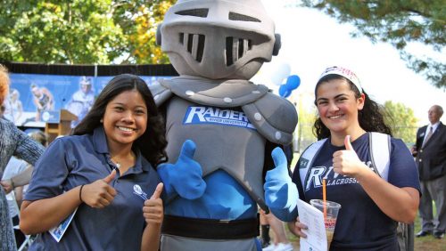 鶹Ƶ female students with Raider mascot